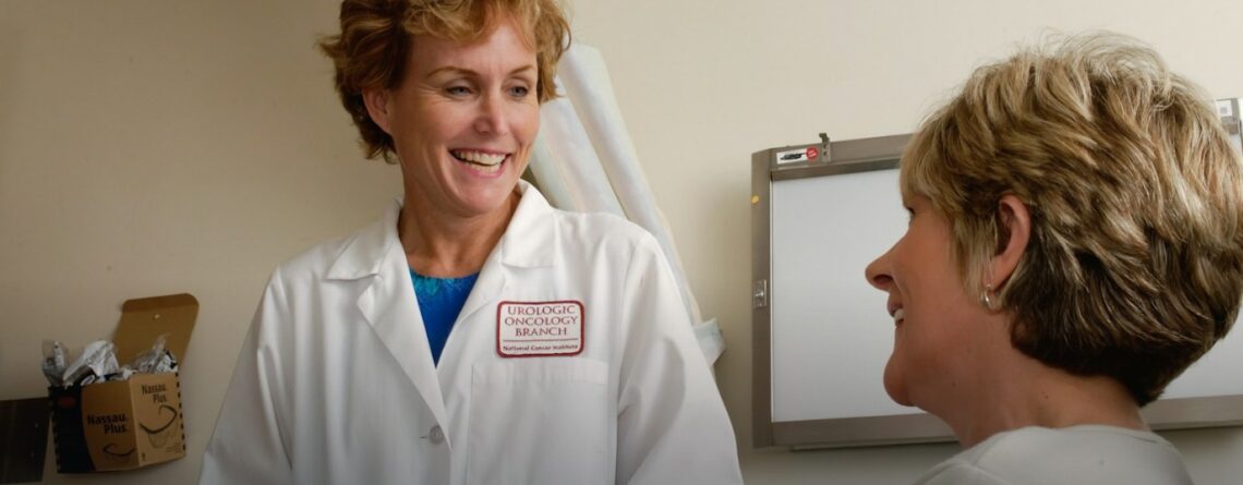 Médica atendiendo a una paciente