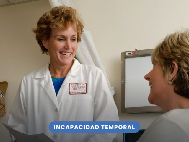 Médica atendiendo a una paciente