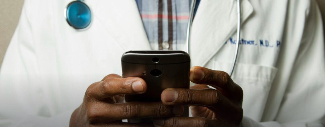 Médico consultando el móvil