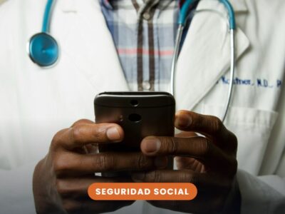 Médico consultando el móvil