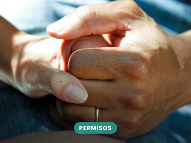 Manos entrelazadas en señal de apoyo a un familiar