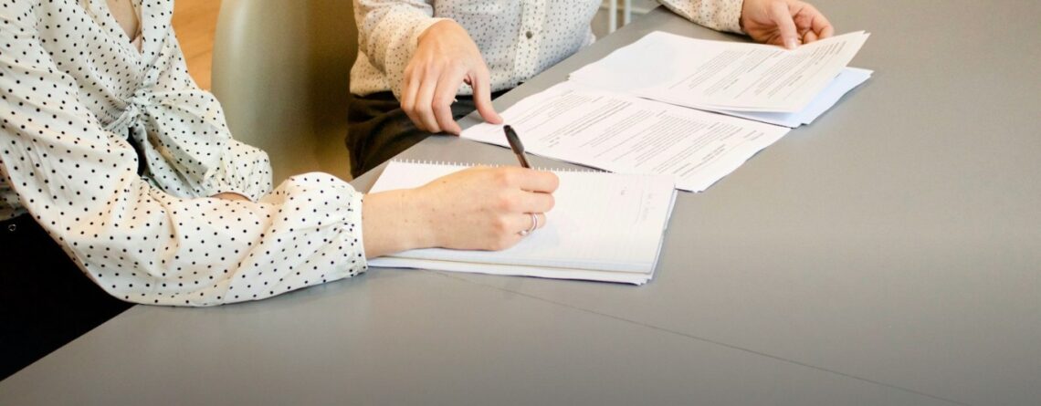 Dos personas firmando un contrato de trabajo