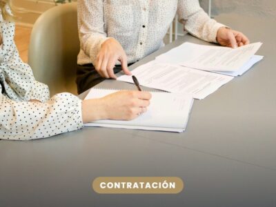 Dos personas firmando un contrato de trabajo
