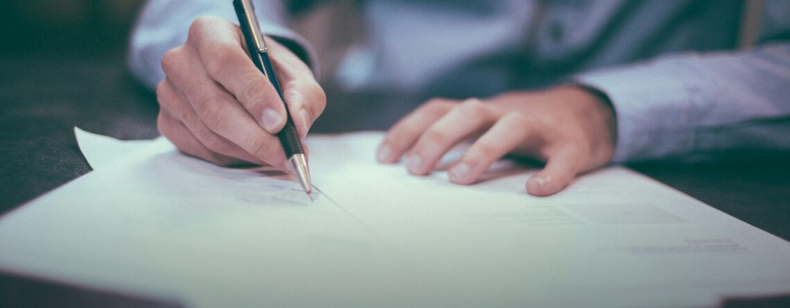 Persona firmando un documento