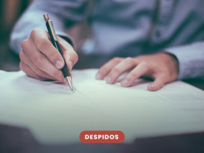 Persona firmando un documento